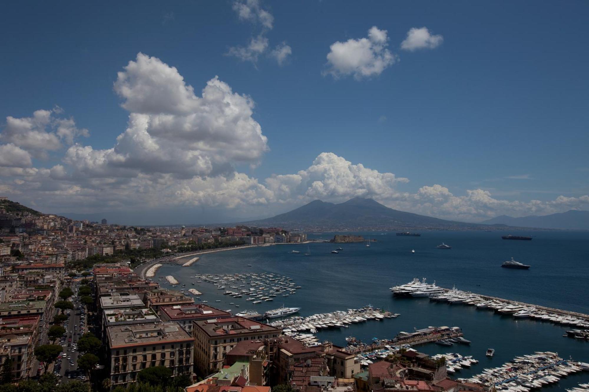 Garibaldi 136 Hotel Napoli Bagian luar foto